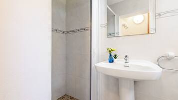 Een douche, een haardroger, handdoeken