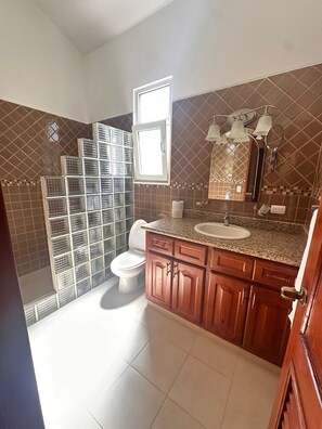 Shower, towels, toilet paper - Marvellous Villa Residencial Hispañola Sosua, WIFI, Air Conditions, Jacuzzi (Sosúa)