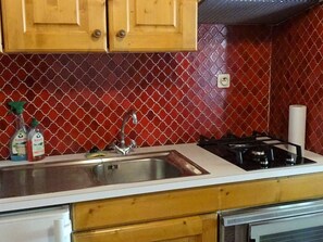 Refrigerador, microondas, horno y cafetera y tetera