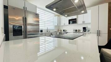 Réfrigérateur, micro-ondes, four, plaque de cuisson