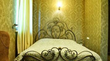Iron/ironing board, bed sheets