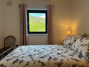 3 bedrooms, iron/ironing board, WiFi, bed sheets - Cottage 486 - Roundstone - sleeps 6 guests  in 3 bedrooms (Roundstone)