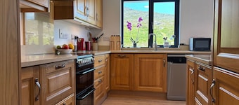Cottage 486 - Roundstone - sleeps 6 guests in 3 bedrooms