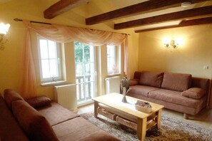 Smart TV, fireplace, ping pong, stereo