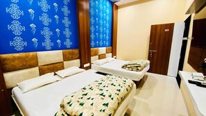 Family Quadruple Room | Laptop workspace, free WiFi