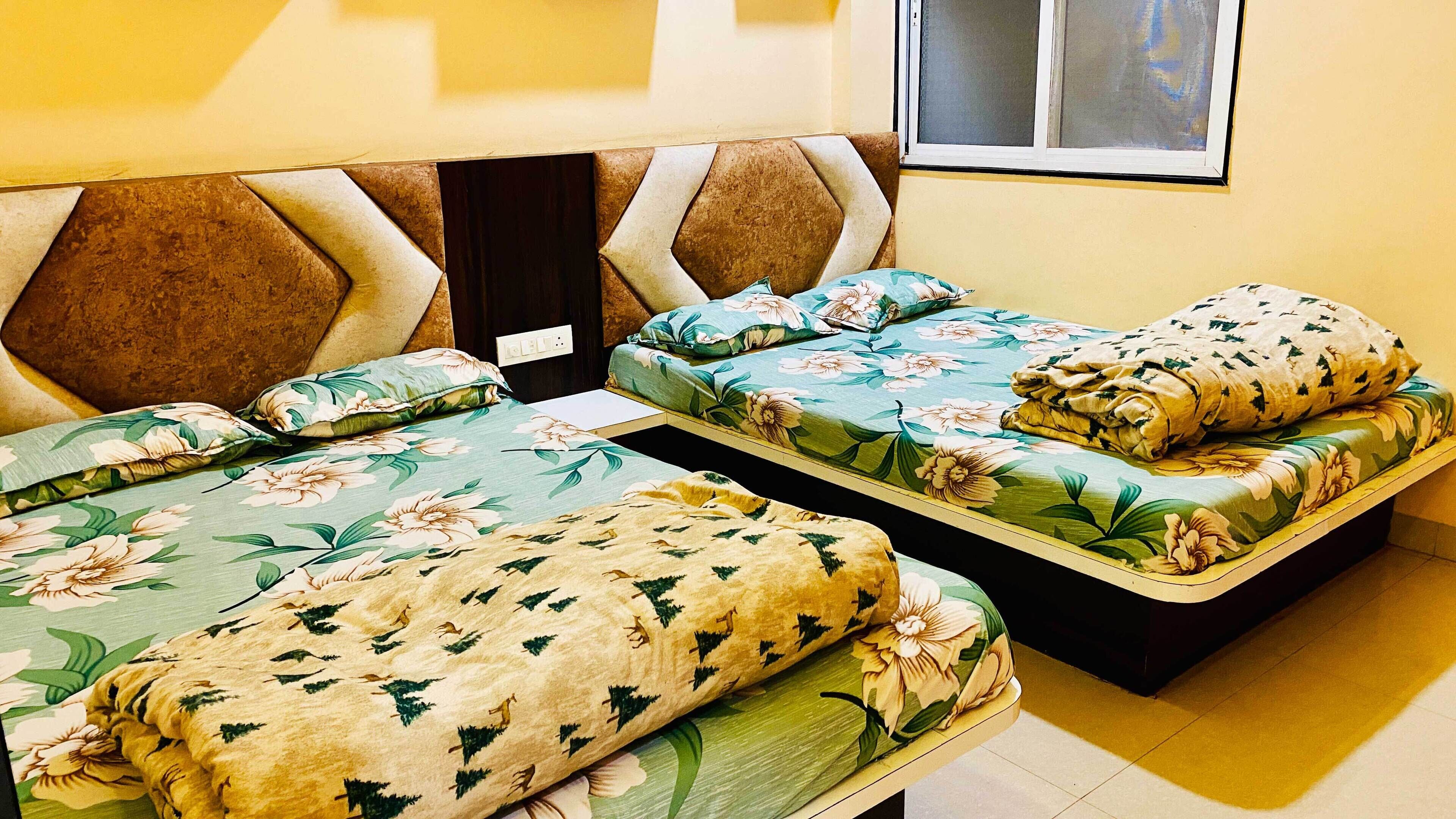 Family Quadruple Room | Laptop workspace, soundproofing, free WiFi