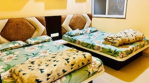 Family Quadruple Room | Laptop workspace, soundproofing, free WiFi