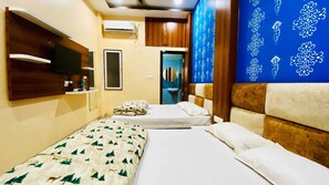 Family Quadruple Room | Laptop workspace, soundproofing, free WiFi - Hotel Tanish (Khandwa)