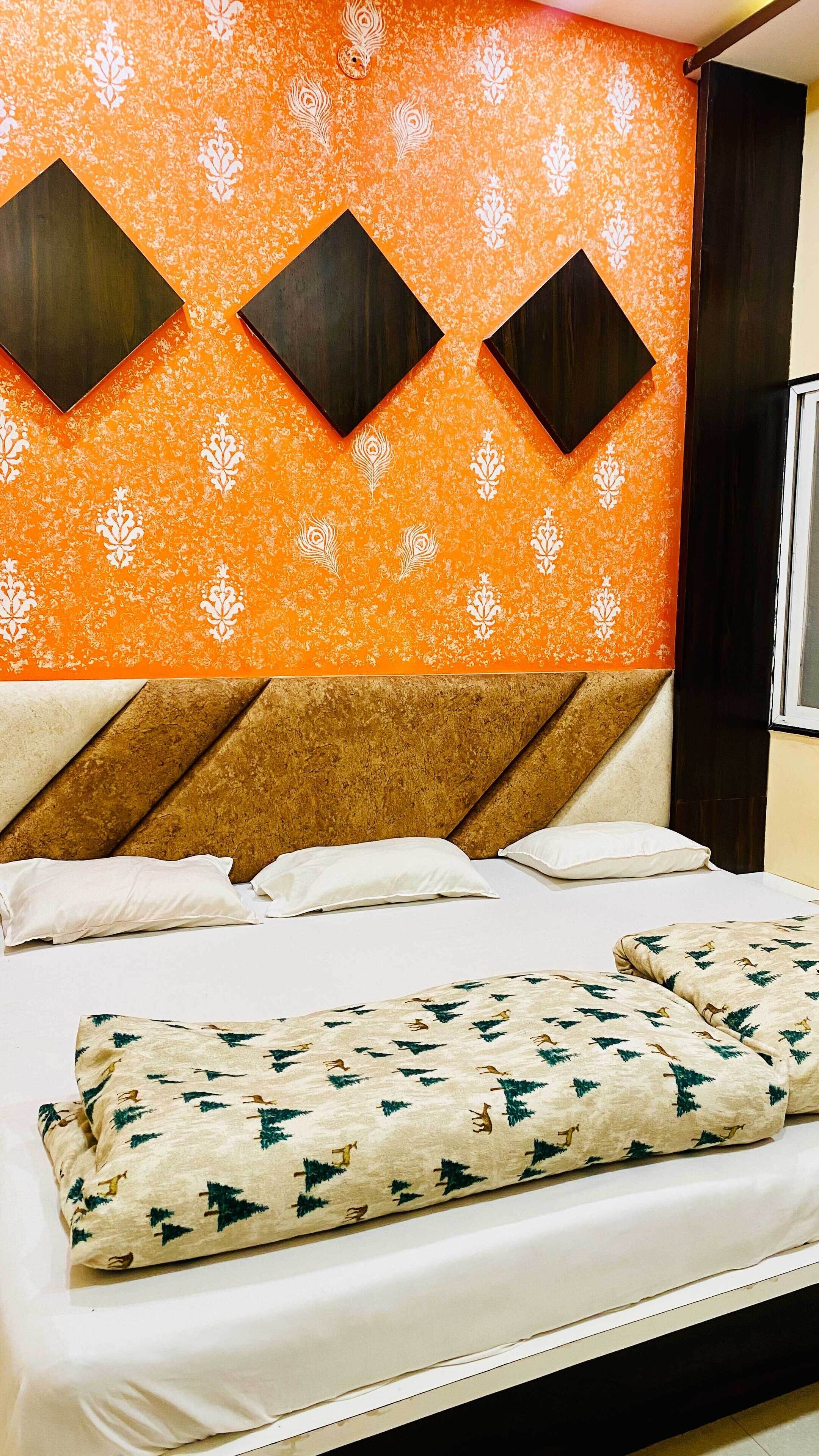 Ein Hotelzimmer mit einem Bett, Kissen und einem Kopfteil mit geometrischem Muster.