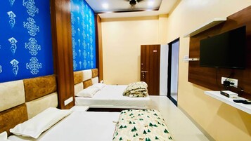 Habitación cuádruple familiar | Espacio para trabajar con un portátil y sistema de insonorización