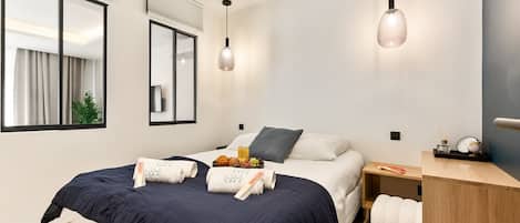 2 bedrooms, internet, bed sheets