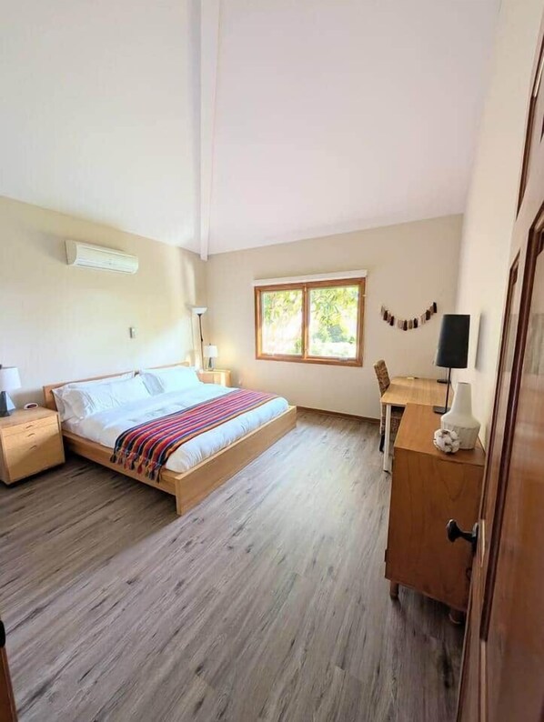 1 slaapkamer, een strijkplank/strijkijzer, gratis wifi, beddengoed