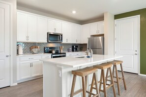 冷蔵庫、電子レンジ、オーブン、コンロ