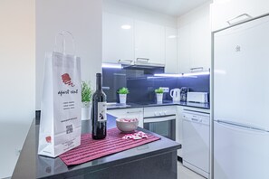Réfrigérateur, micro-ondes, four, plaque de cuisson