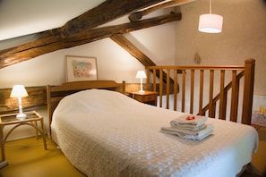 2 bedrooms, iron/ironing board, bed sheets