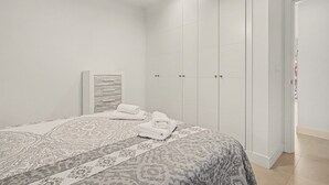 Una camera da letto con un letto, un armadio e una porta.