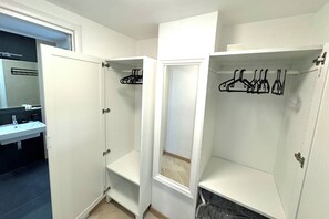 Boblebadekar, hårtørrer, bidet, håndklæder