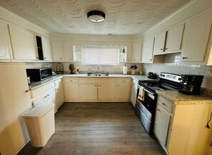 Een microgolfoven, een oven, een kookplaat