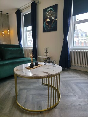 Interior - Spacious Studio Flat | King Bed + Sofa Bed | Shoreditch Near Tower Bridge London (London)