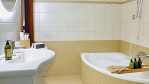 Haartrockner, Handtücher, Seife, Shampoo