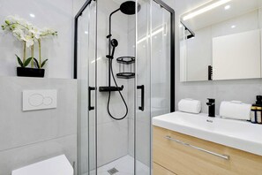 Shower, hair dryer, towels - Cosy, fully-equipped apt - 4P - Montmartre (Paris)