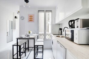 Fridge, microwave, oven, stovetop - Cosy, fully-equipped apt - 4P - Montmartre (Paris)
