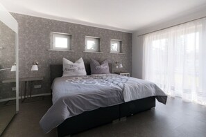 Tabla de planchar con plancha, wifi gratis y ropa de cama 