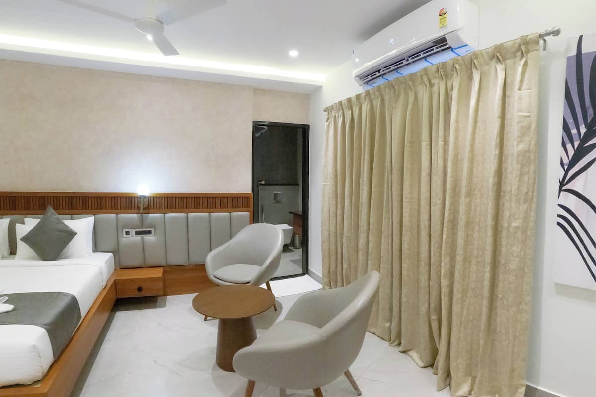 Deluxe Tek Büyük veya İki Ayrı Yataklı Oda, Balkon, Şehir Manzaralı | Oturma alanı