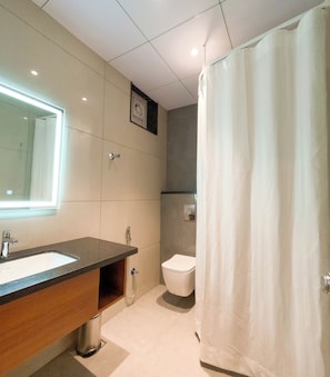 Deluxe Double or Twin Room, Balcony, City View | Bathroom