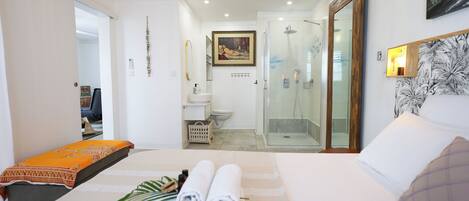 2 bedrooms, iron/ironing board, travel cot, free WiFi