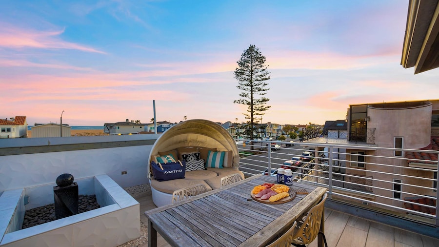200 East Balboa Oceanview Rooftop Steps to Sand, Pier, Boardwalk & Dining