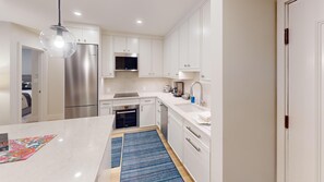 Fridge, microwave, oven, stovetop - Creekside 1BR with Breakfast! (Vail)