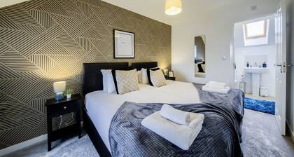 Spacious 3-Bedroom House | Wi-Fi | Serviced Stays