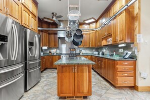 Microwave, oven, stovetop, dishwasher - Graycliff Retreat:Unforgettable experience at this 11BR Estate;Game Room+Hot tub (Shepherdstown)