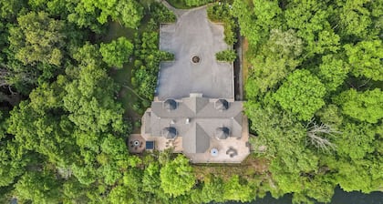 Graycliff Retreat:Unforgettable experience at this 11BR Estate;Game Room+Hot tub
