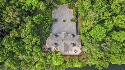Graycliff Retreat:Unforgettable experience at this 11BR Estate;Game Room+Hot tub