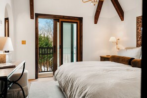 11 bedrooms, iron/ironing board, WiFi, bed sheets