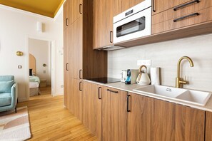 Fridge, microwave, stovetop, dishwasher