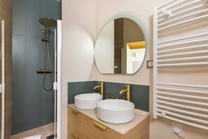 Shower, hair dryer, towels