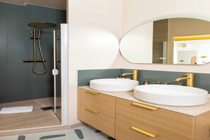 Shower, hair dryer, towels