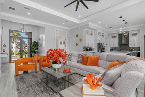 Älytelevisio, takka, kirjoja, videokirjasto