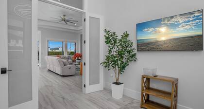 Marco Luxe Retreat / Waterfront