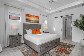 3 makuuhuonetta, tallelokero huoneessa, silitysrauta/-lauta