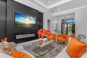 Älytelevisio, takka, kirjoja, videokirjasto