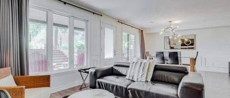 Smart TV, fireplace, stereo