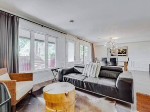 Smart TV, fireplace, stereo