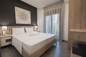 2 bedrooms, iron/ironing board, internet, bed sheets
