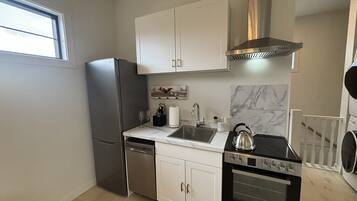 Een koelkast, een microgolfoven, een oven, een kookplaat