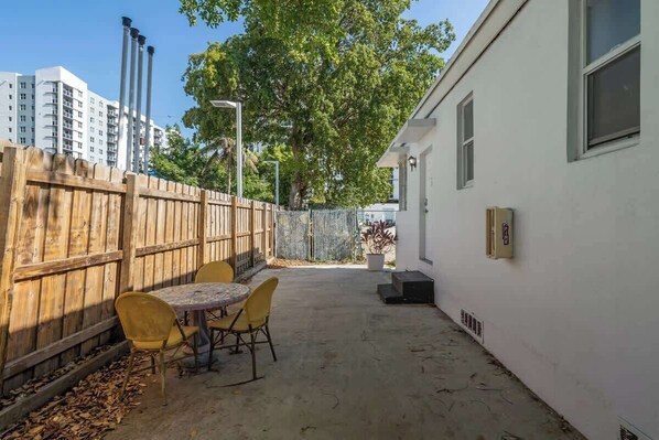 Outdoor dining - Studio 04 in Edgewater - 10 mins walk to Wynwood (Miami)