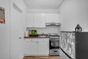 Kylskåp, mikrovågsugn, ugn och spishäll